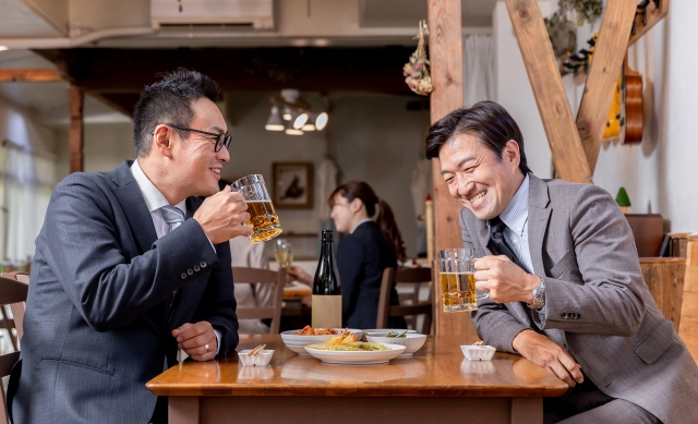 居酒屋で飲み会　同僚と二人の画像